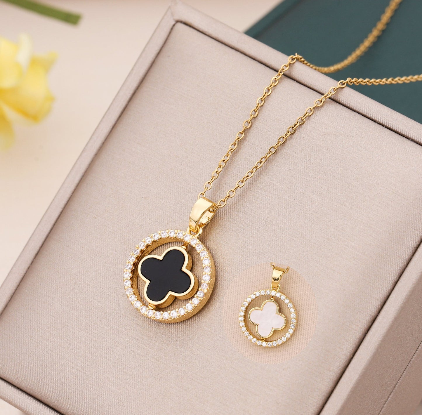 Collar Cadena de Trébol Giratorio Doble Cara Blanco/Negro en Oro 14K