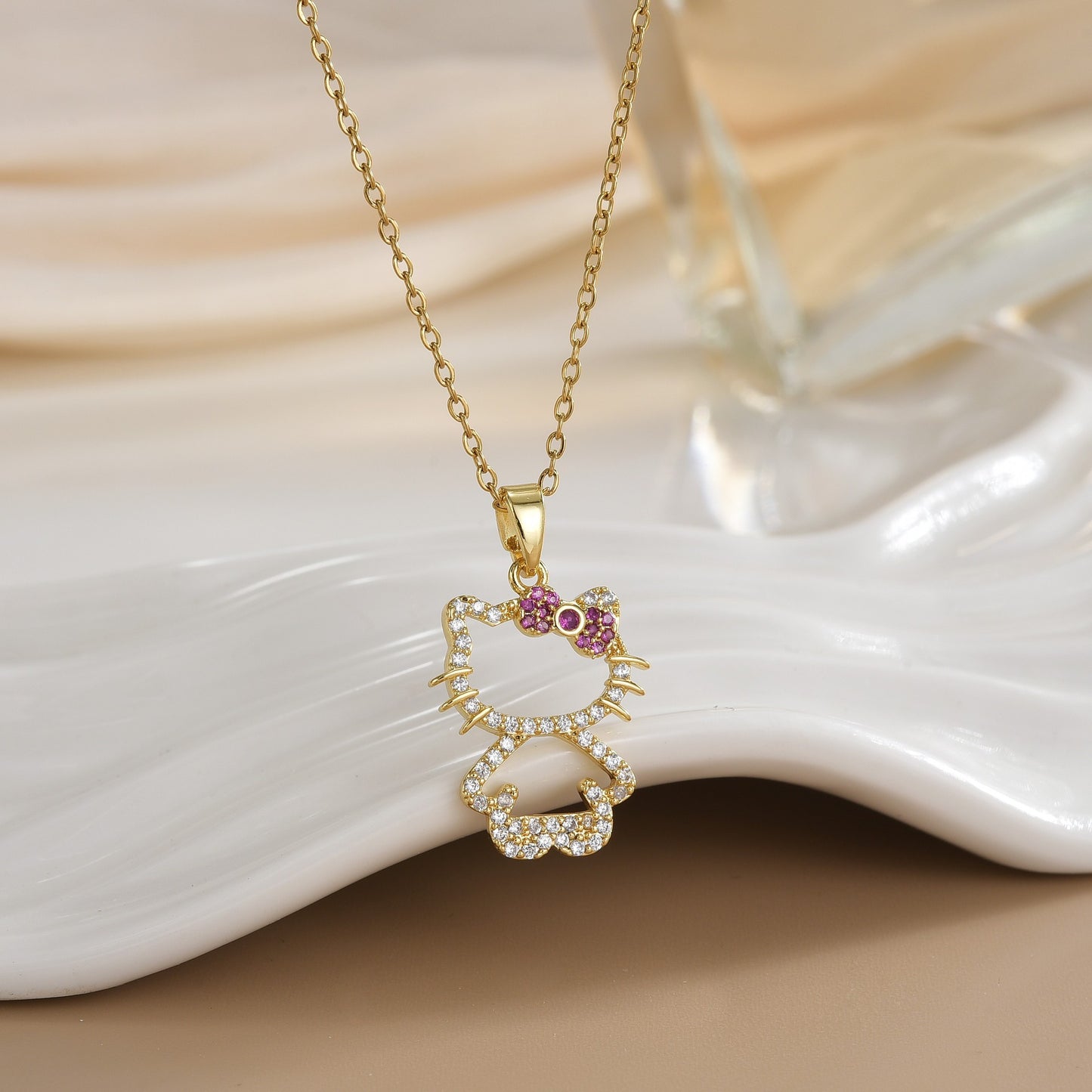 Encanto Collar Kitty: Un toque de dulzura en oro 14k